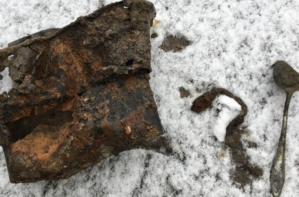 Von wegen Bombe: harmlose Metallteile im Schnee