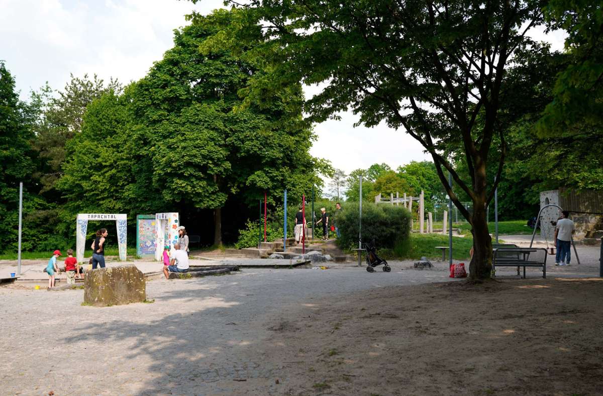 Der Spielplatz Tapachtal in Zuffenhausen-Rot: viele Spielgeräte und schöne Liegewiesen