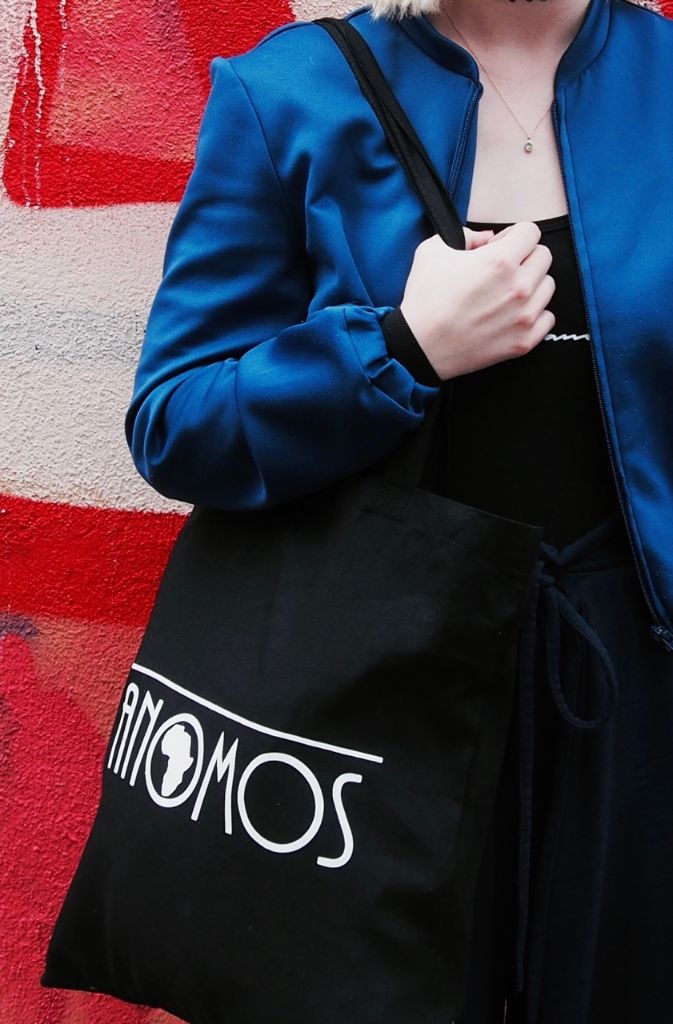 Deshalb unterstützt sie auch ihren Stuttgarter Freund Nosa Moses und trägt eine Tasche von seinem Label Anomos.