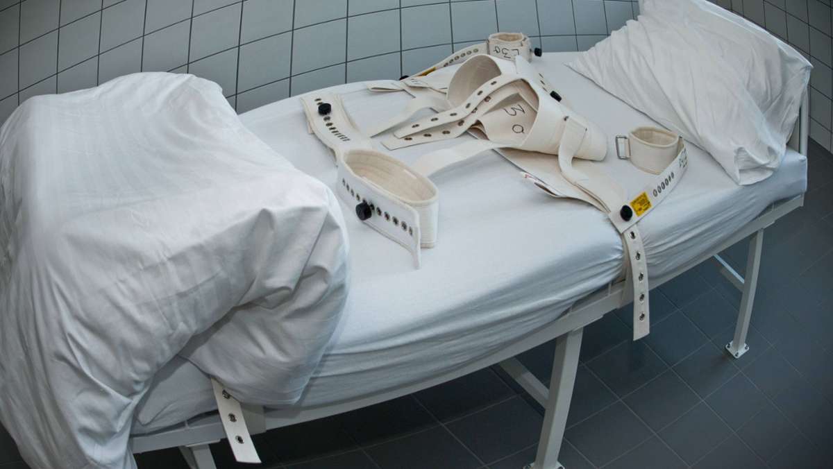 Nach tödlichem Brand in Pforzheimer Klinik: Der Notfall im Krankenhaus: Wann wird ein Patient fixiert?