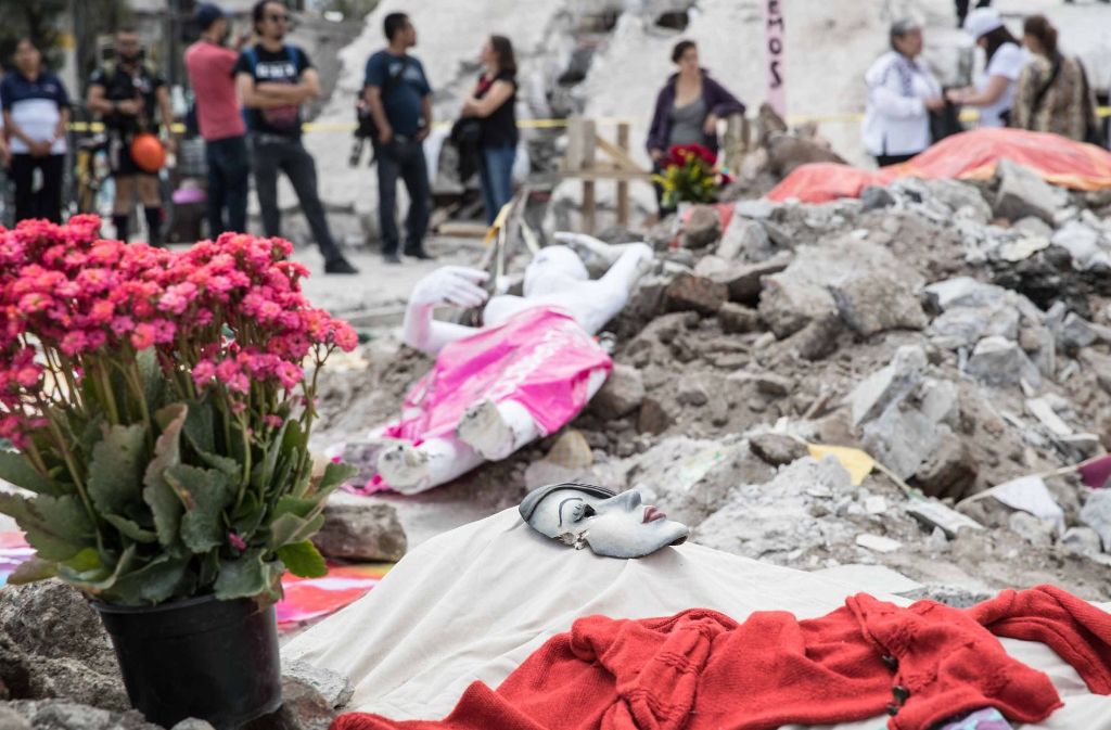 Blumen wurden bei den Trümmern einer Textilfabrik in Mexiko-Stadt zum Gedenken an die Opfer des Erdbebens niedergelegt.