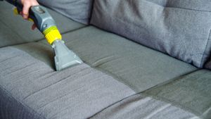 Wasserflecken vom Sofa entfernen
