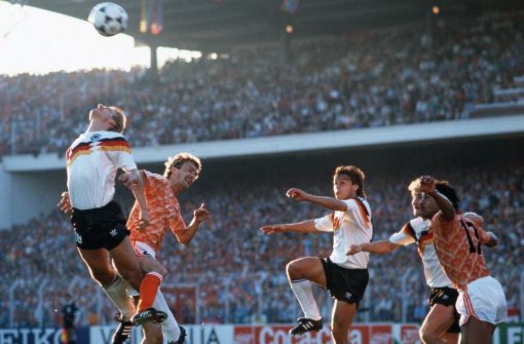 ... endete dann erst - nach über 31 Jahren - bei der EM 1988 in Deutschland: Im Halbfinale in Hamburg fügten Adri van Tiggelen (Zweiter von links), Frank Rijkaard (rechts) und Co. den Deutschen eine der bittersten Niederlagen der Länderspielgeschichte zu. Jürgen Klinsmann (links), Olaf Thon (Mitte), Rudi Völler sowie...
