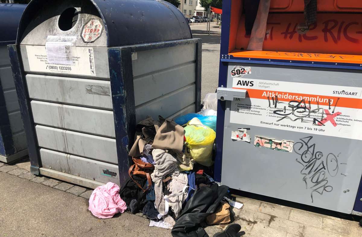 Müll-Hot-Spots am Paul-Gerhardt-Platz: Wenn die Container voll sind, stellen die Menschen ihre Altkleider (oder Altglas) einfach daneben ab.