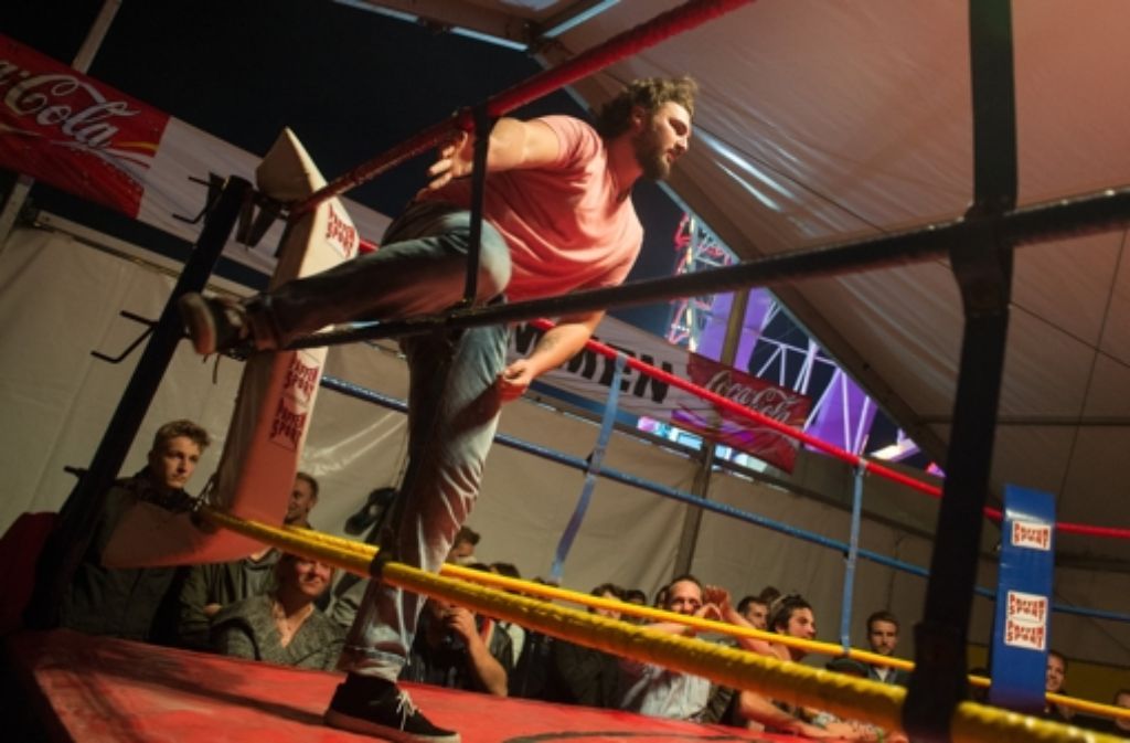 Und so sah das aus, wenn ein Wasen-Besucher in den Ring steigt: Arber Beytu machte sich bereit für den Kampf gegen einen Boxer des „Fight Clubs“.