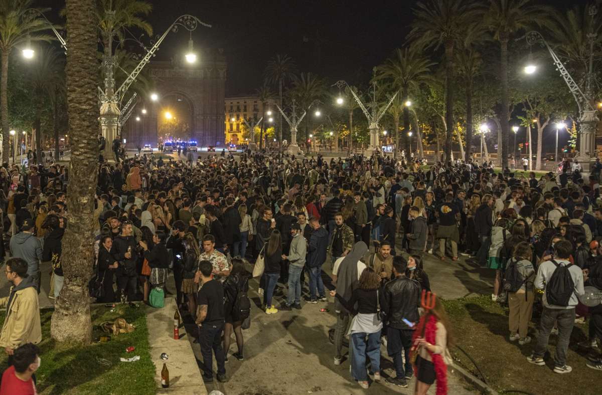 Wie hier in Barcelona feierten in ganz Spanien die Menschen das Ende des Corona-Notstandes.