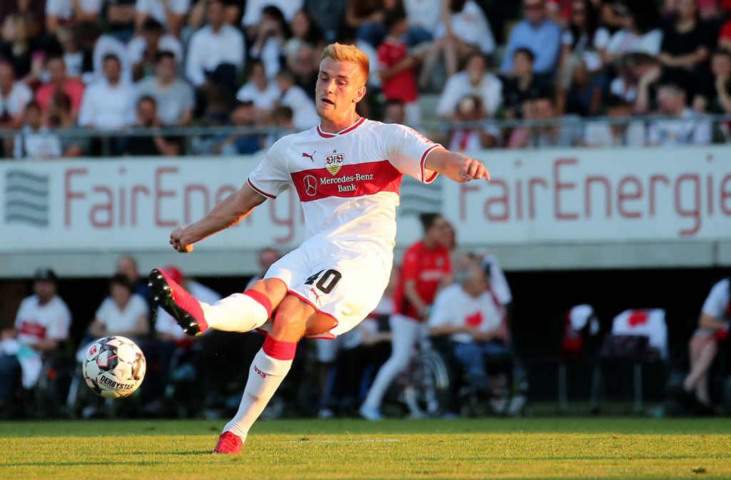 Alexander Groiß durchlief beim VfB alle Jugendmannschaften. Im Sommer 2018 wechselte der defensive Mittelfeldspieler erstmals den Verein – und schloss sich dem Karlsruher SC an, der damals den Aufstieg in die zweite Liga noch knapp verpasst hatte.