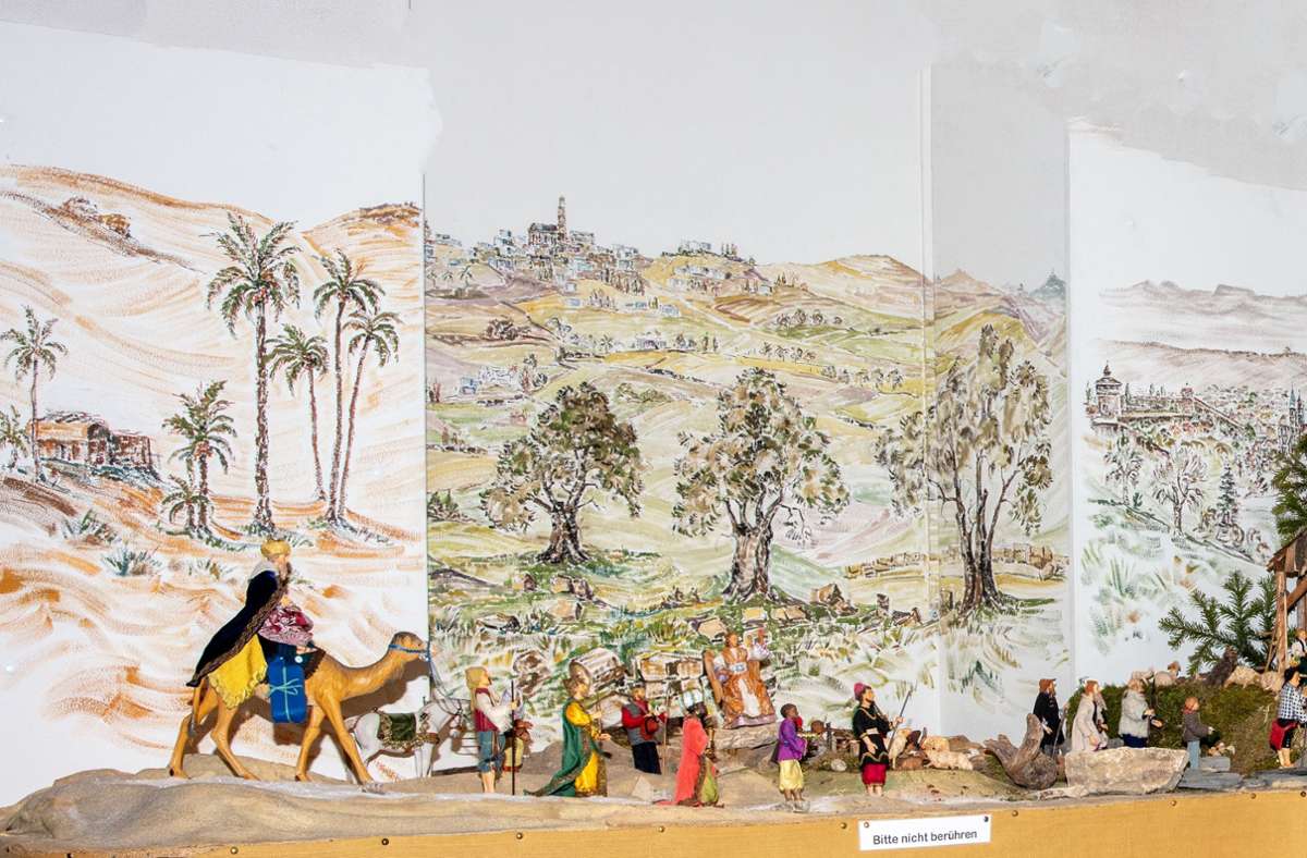 Verschiedene Elemente prägen die Weihnachtskrippe von Sulzgries. Die großen, beweglichen Wandbilder im Hintergrund stammen von Eugen Luick (1908-1991), Malermeister und Künstler aus Esslingen.