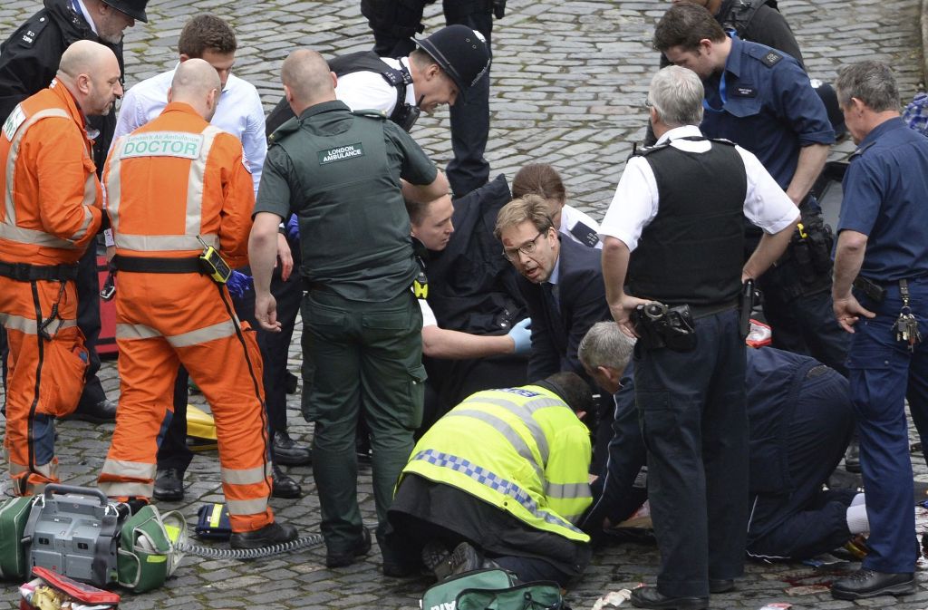 Der britische Staatssekretär Tobias Ellwood hat versucht, einem Polizisten das Leben zu retten.