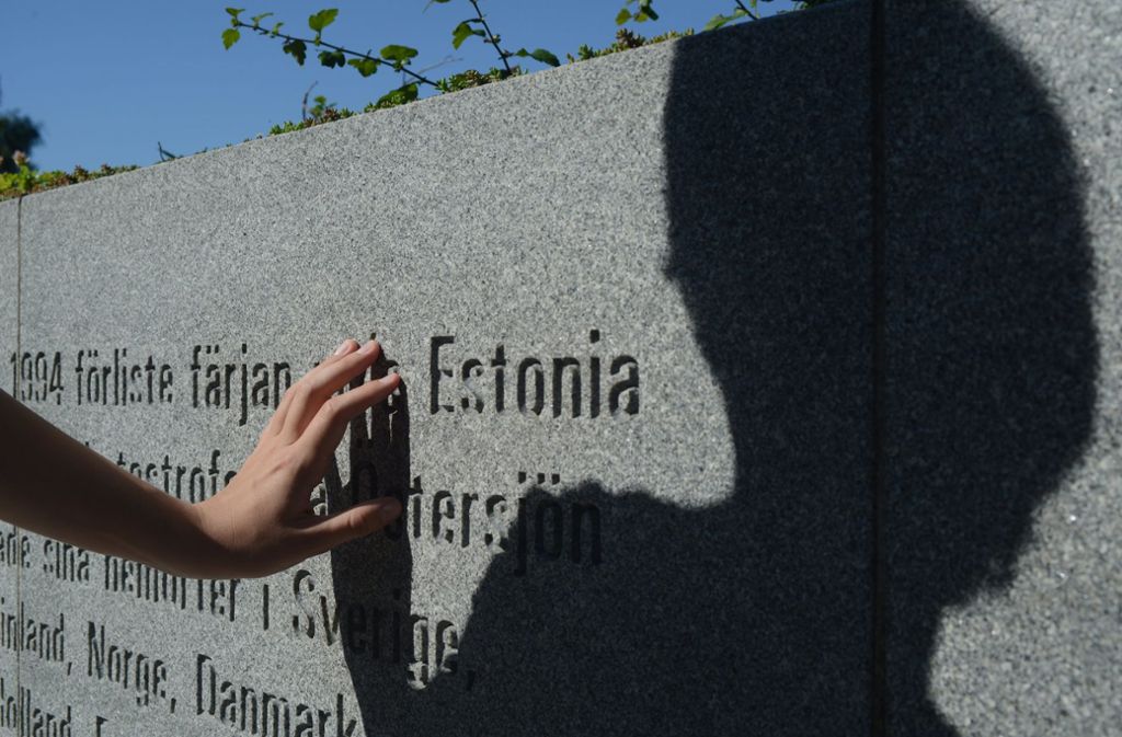 Denkmal in Stockholm für die Opfer des „Estonia“-Unglücks. Die Ostseefähre sank am 28. September 1994 auf dem Weg nach Stockholm mit fast 1000 Menschen an Bord, 852 ertranken. Ein Junge betrachtet die Wände mit den Namen