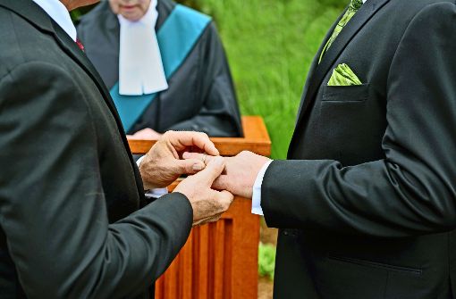 Gleichgeschlechtliche Paare pochen auch in der evangelischen Kirche auf  Gleichbehandlung. Doch in Württemberg ist es bis dahin noch ein weiter Weg. Foto: Eric/Adobe Stock