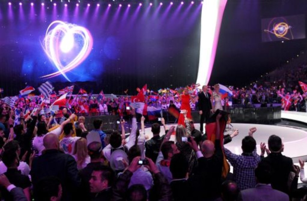 Die 36.000 Zuschauer in der ausverkauften Düsseldorfer Arena sind vom Auftritt der drei Moderatoren begeistert.