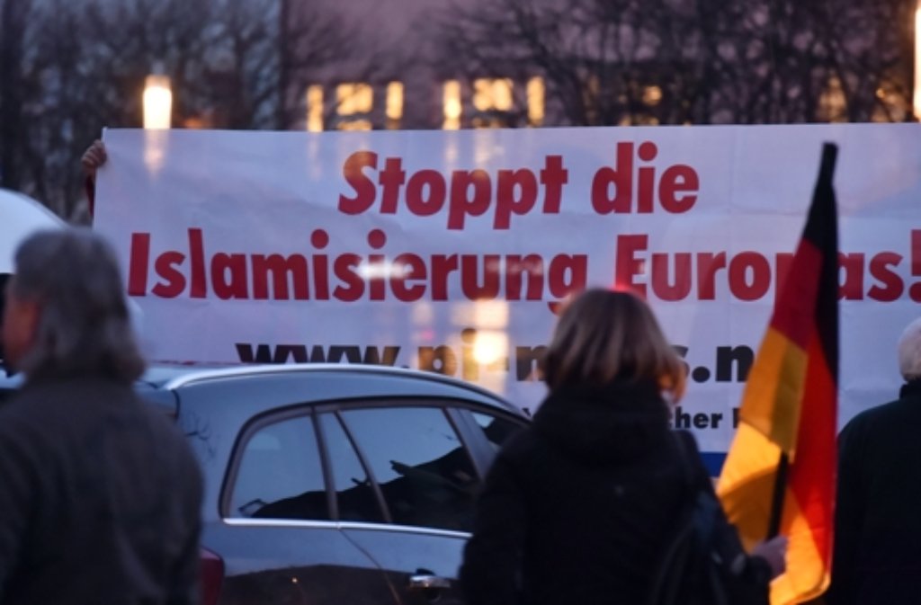 200 Anhänger und 500 Gegner von Pegida kamen am Dienstagabend in Karlsruhe zusammen. In der folgenden Bilderstrecke zeigen wir Eindrücke von beiden Demos.