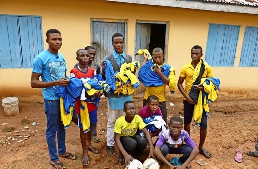 Ein Mädchen aus Rohr hat mit ihren Handballer-Freunden Sportkleidung für Jugendliche in Amanaogu organissiert. Foto: z/Gudrun Rohde