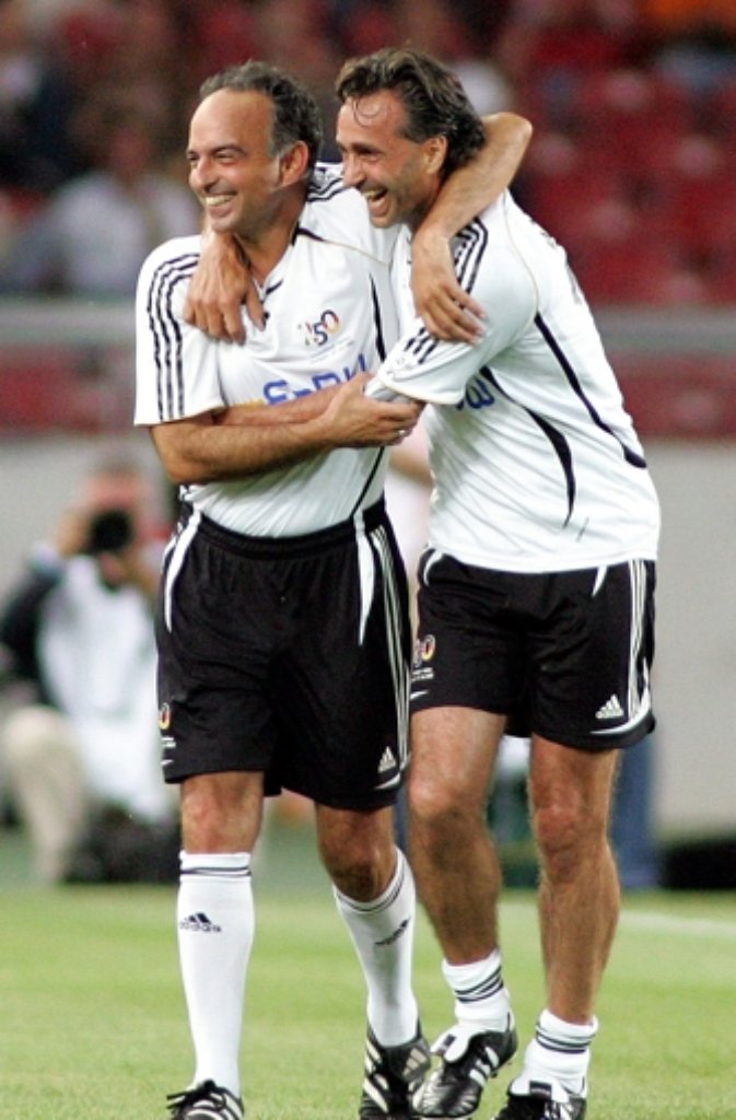Hansi Müller (rechts) bei einem Benefizspiel mit Kumpel Maurizio Gaudino.