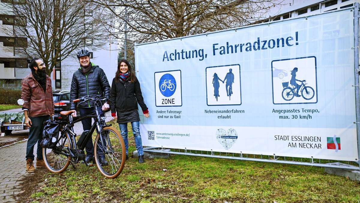  Seit Dezember hat Oberesslingen eine Fahrradzone. Welche Regeln hier für Autofahrer und Fahrradfahrer gelten, wird auf Bannern erläutert. 