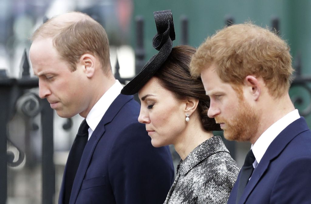 Gemeinsam mit Verletzten des Angriffs in London und Angehörigen der Getöteten nahmen Herzogin Kate, Prinz William und Prinz Harry ...