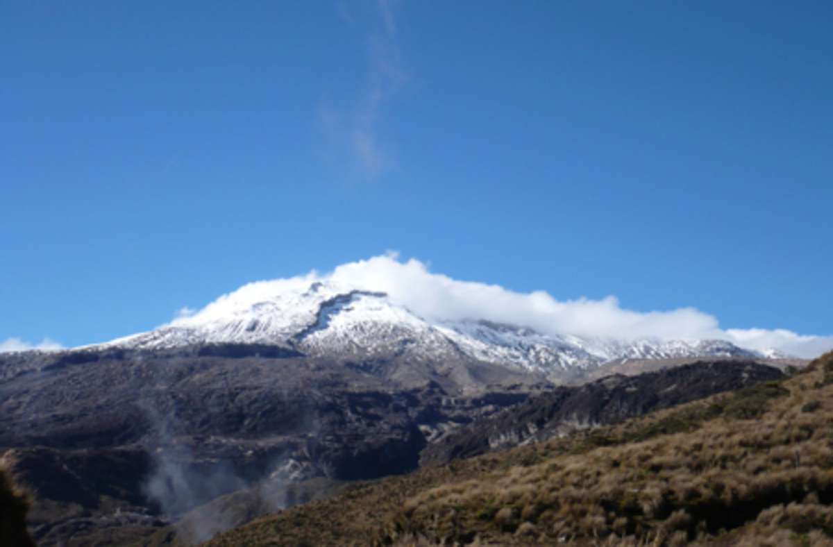 1985 n. Chr. – Nevado del Ruiz, Kolumbien: Asche und Gase, die bei der Explosion freigesetzt wurden, ließen die Eiskappe des Vulkans schmelzen, worauf Schlammmassen die Stadt Armero verwüsteten und fast 25 000 Menschen unter sich begruben.