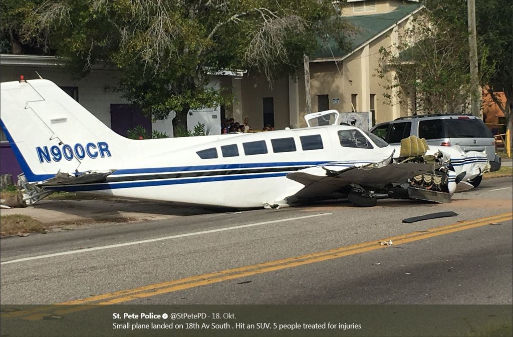 In den USA ist ein Kleinflugzeug mitten in einem Ort gelandet. Foto: Screenshot/St. Pete Police/twitter