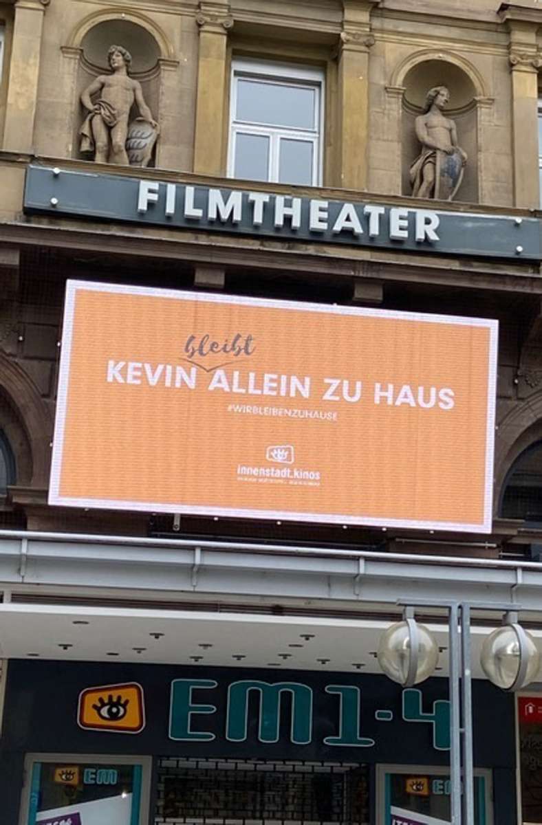 Auch die Stuttgarter Innenstadtkinos machten Corona auf ihrem Kinoschild zum Thema – hier im März 2020.