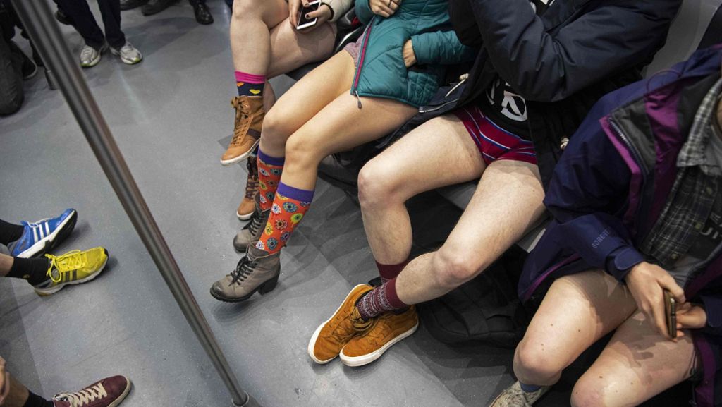 „No Pants Subway Ride“ in London und Berlin: Ohne Hose mit der U-Bahn fahren