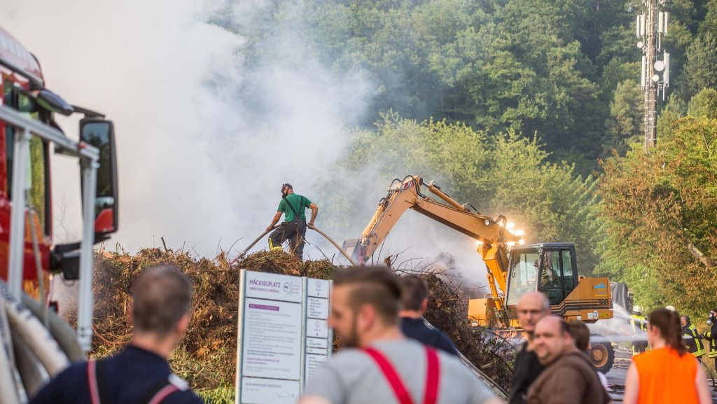 Oberstenfeld im Kreis Ludwigsburg: Häckselplatz brennt stundenlang