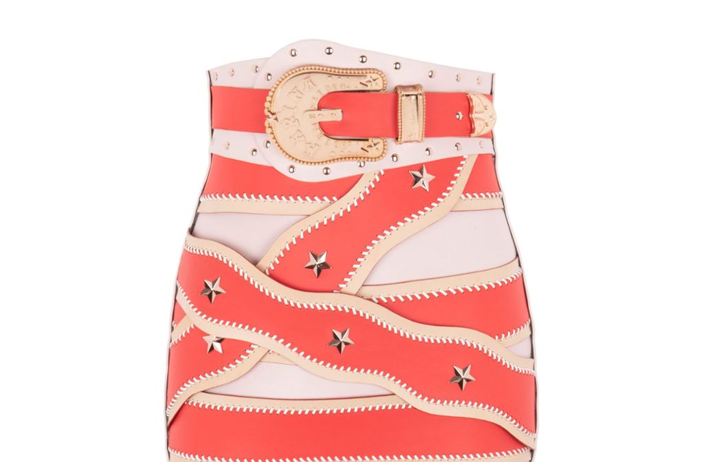 Mit dem „Strap Skirt“ wurde die Designerin bekannt. Dieser hier aus der aktuellen Herbst/Winter-Kollektion nennt sich „Sheriff Strap Skirt“ und kostet 2500 Euro.