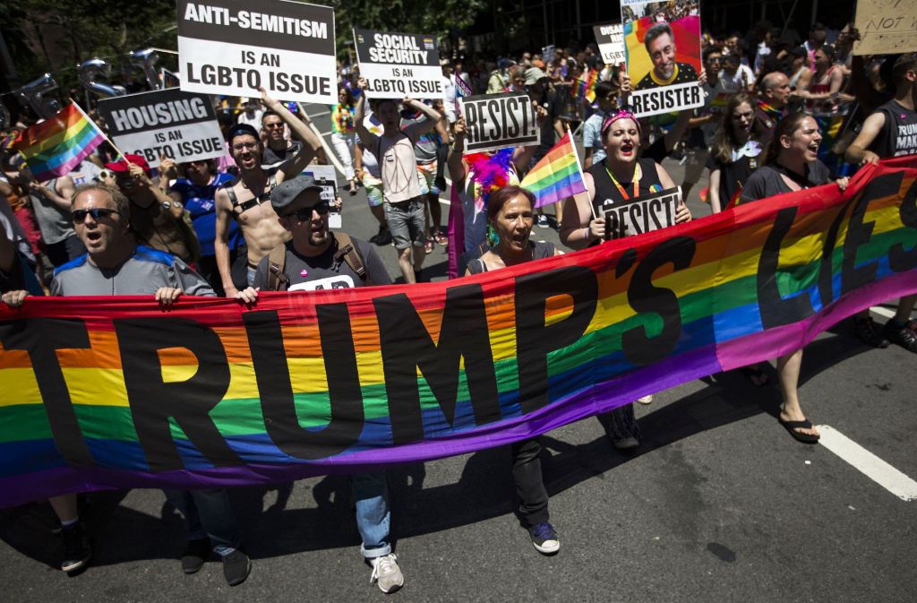 Zahlreiche Teilnehmer politisierten die Gay Pride Parade: Sie demonstrierten gegen „Trumps Lügen“ („Trump’s lies“)...