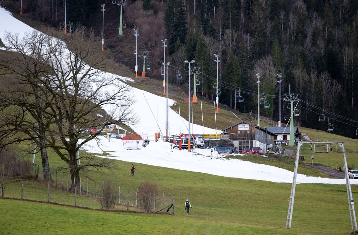 Viel grün, wenig weiß: Im bayerischen Skigebiet Brauneck fehlt ebenfalls Schnee.