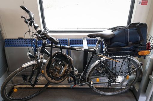 In S-Bahnen und Zügen des Nahverkehrs genügt für die Mitnahme eines Fahrrads nicht immer das 9-Euro-Ticket (Symbolbild). Foto: imago images/Lichtgut/Max Kovalenko