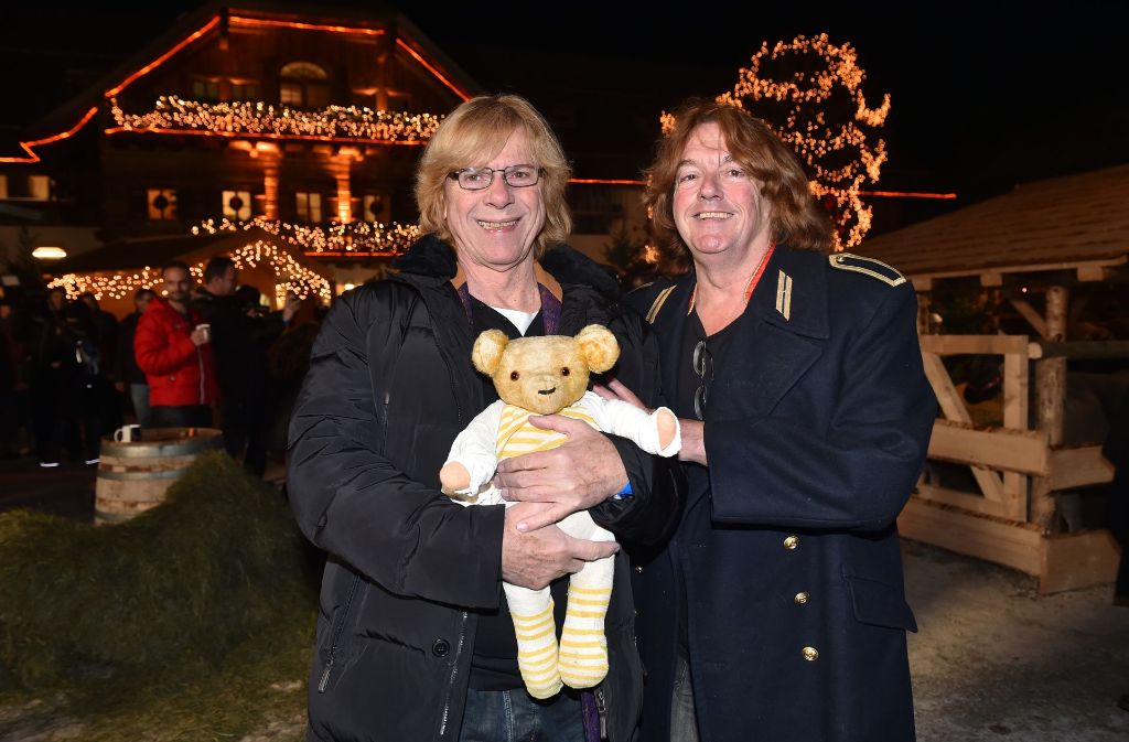 Kult-Wirt Kay Woersching und sein Lebensgefährte Achim Neumann-Woersching mit Teddybär auf dem Arm