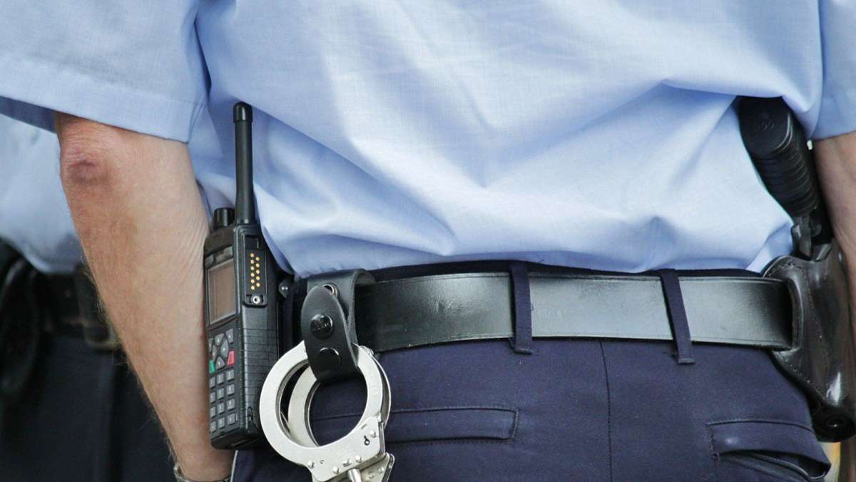  Eine 16-Jährige, die sich am Donnerstagabend am Kirchheimer Bahnhof aufhielt, wurde dort von einem bislang unbekannten Mann sexuell belästigt. Zeugen werden gebeten, sich telefonisch bei der Polizei zu melden. 