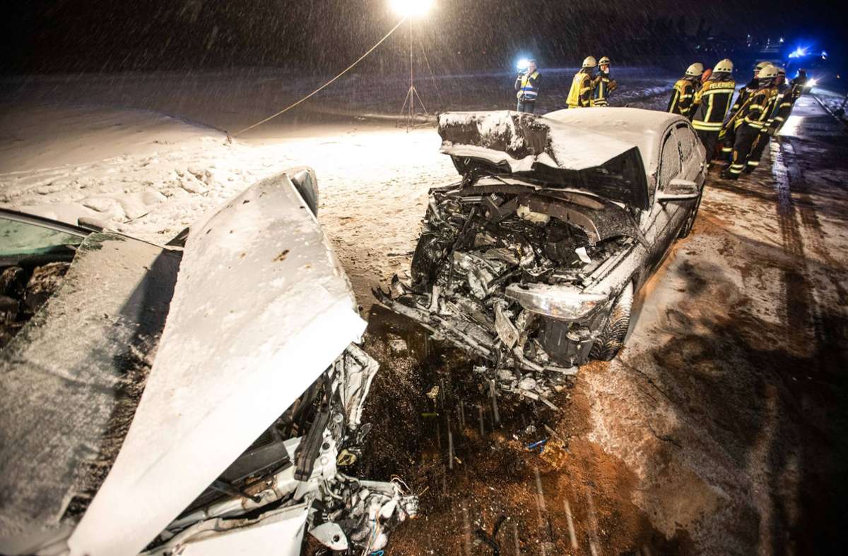 Eine Autofahrerin geriet mit ihrem Auto auf der schneeglatten L434 zwischen Wellendingen und Schömberg ins Schleudern ...