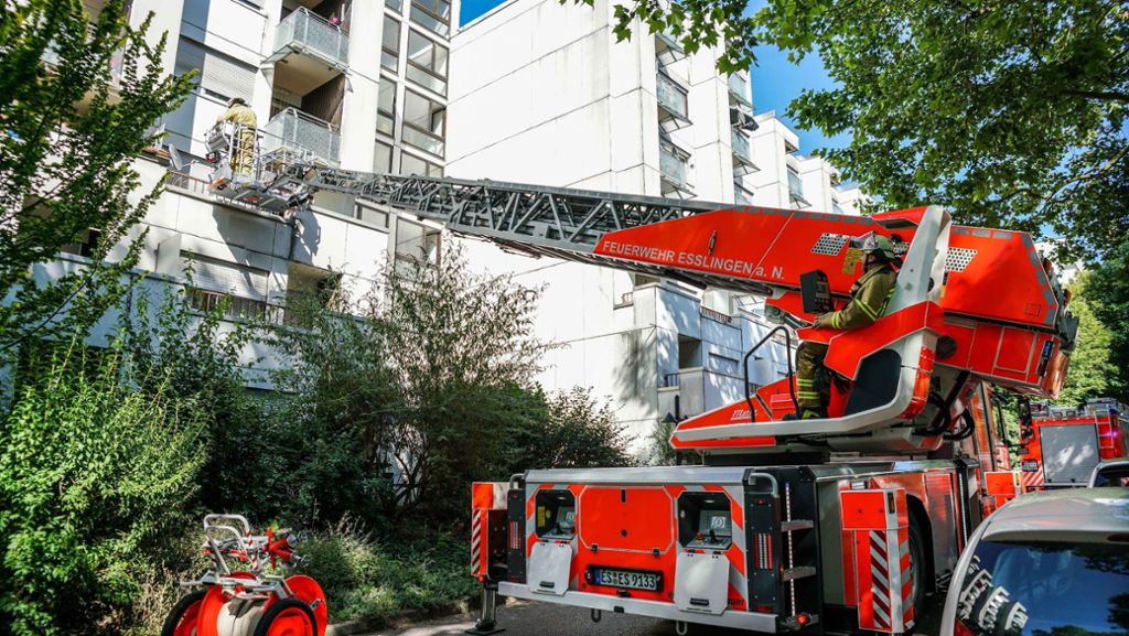  Die Feuerwehr muss in Esslingen zu einem Brand in einer Einrichtung des Betreuten Wohnens ausrücken, weil der Teppich in einer Wohnung durch eine vergessene Zigarette brannte. Eine Bewohnerin wurde verletzt. 