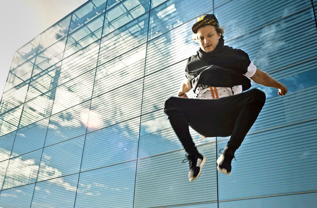 Flugeinlage: Andy Haug springt von einem Treppengeländer vor dem Kunstmuseum.