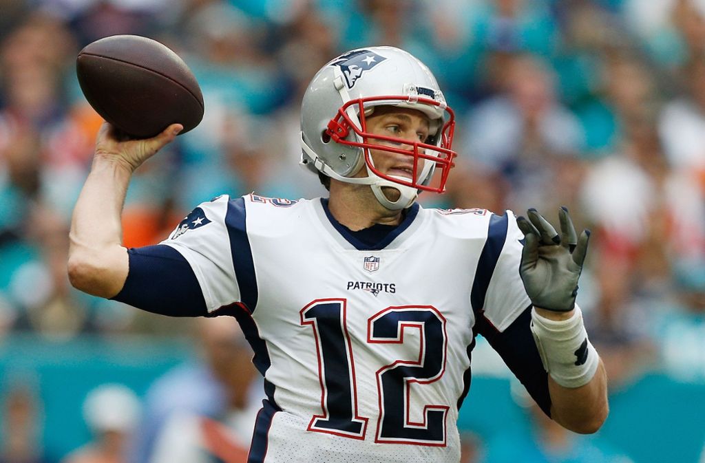Tom Brady (41), der wohl größte Quarterback der NFL-Geschichte steht seit dem Jahr 2000 bei den New England Patriots unter Vertrag und gewann fünf Mal den Super Bowl. Ein Wechsel kam für ihn ebenso wenig in Frage...