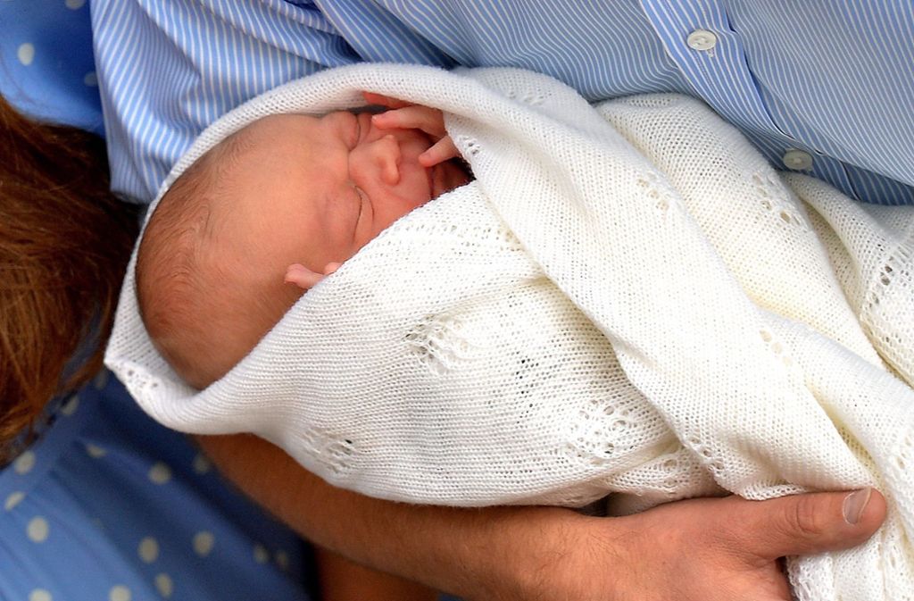 Einen Tag nach der Geburt das erste offizielle Foto: George Alexander Louis heißt das neugeborene Baby, das Prinz William und Herzogin Kate von Großbritannien am 23. Juli 2013 vor dem St. Mary’s Hospital den Pressevertretern vorstellten.