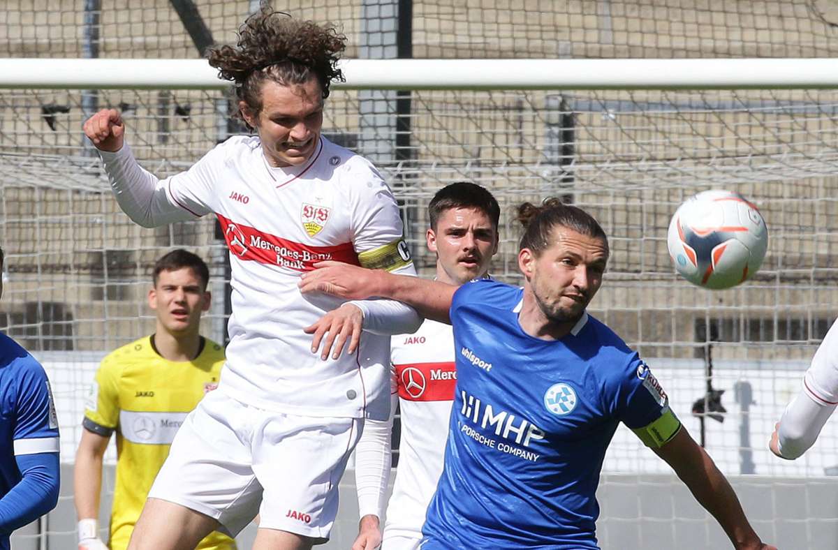 Jordan Meyer vom VfB kämpft mit Mijo Tunjic um den Ball.