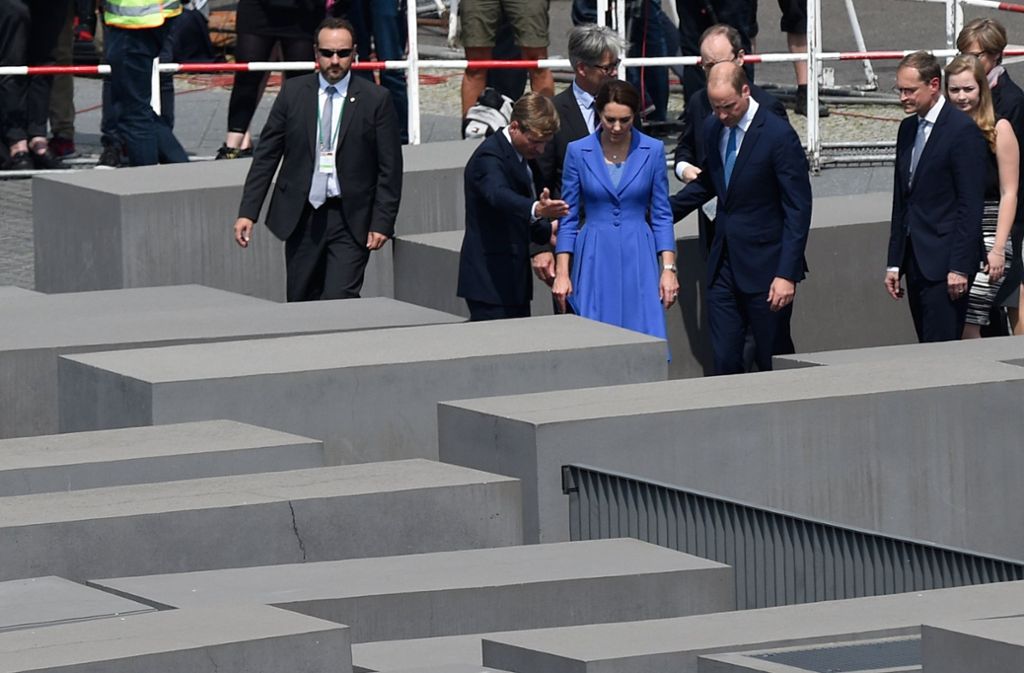 Neben dem Brandenburger Tor besuchten die beiden mit Berlins Bürgermeister Müller auch das Holocaust-Denkmal.