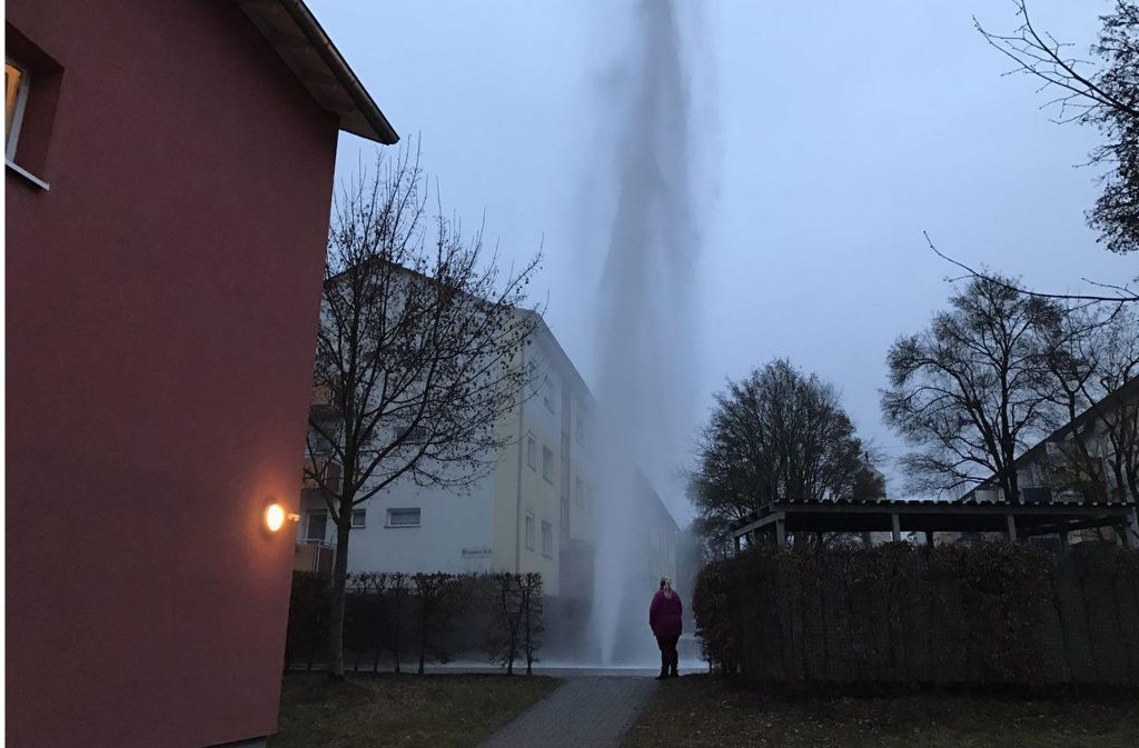 Ein Wasserrohrbruch hat sich am Mittwochnachmittag in Stuttgart-Fasanenhof ereignet.
