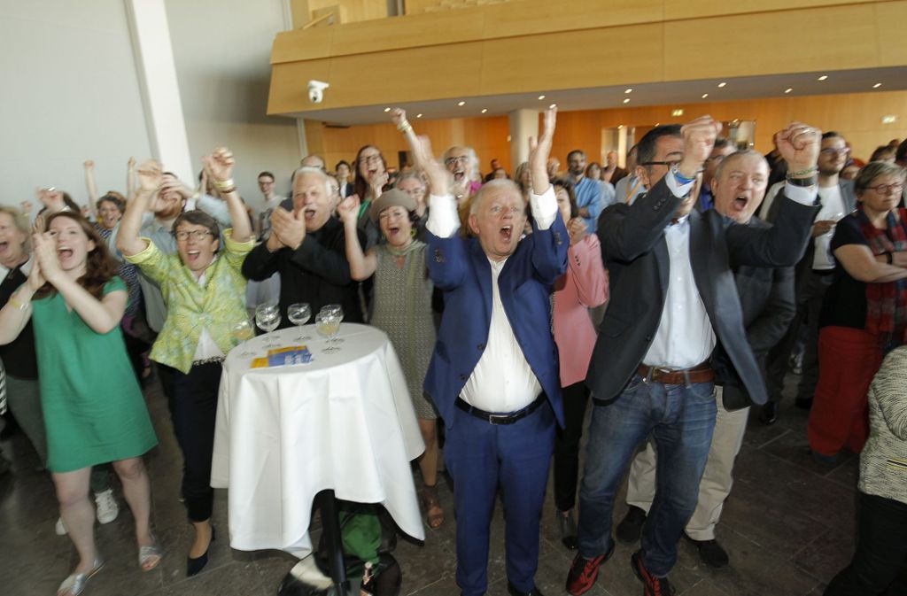 Die Grünen jubeln bei der Bekanntgabe der Prognose. Laut dieser liegen die Grünen deutlich vot der CDU.