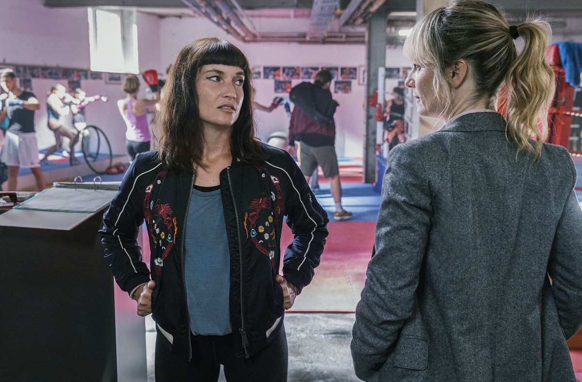 Isabelle Grandjean (Anna Pieri Zuercher, re.) befragt die hartleibige Boxtrainerin Nina Katz (Ariane Pochon).