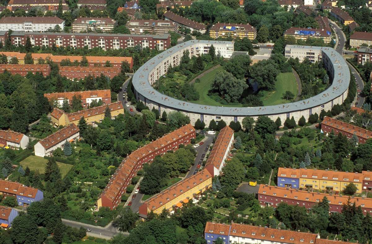 Das Wohnen neu erfinden wollte der Reformwohnungsbau nach dem Ersten Weltkrieg: Bruno Tauts Hufeisensiedlung in Berlin im Ortsteil Britz ist eine Siedlung des sozialen Wohnungsbaus, die zwischen 1925 und 1933 gebaut wurde und als Ikone des Neuen Bauens gilt. Seit 2008 ist sie Unesco-Welterbe.