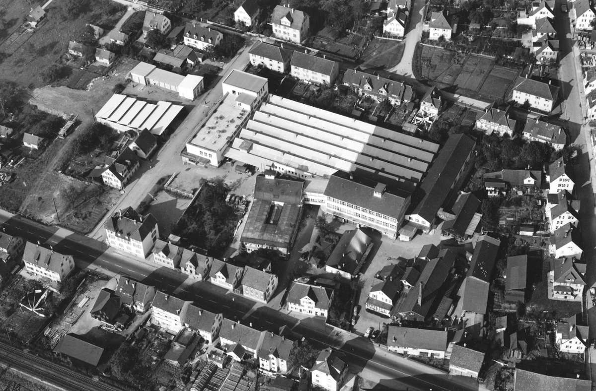 Die Fabrikgebäude wurden an die Bedürfnisse der expandierenden Firma angepasst (Luftbild mutmaßlich aus den 1950ern).