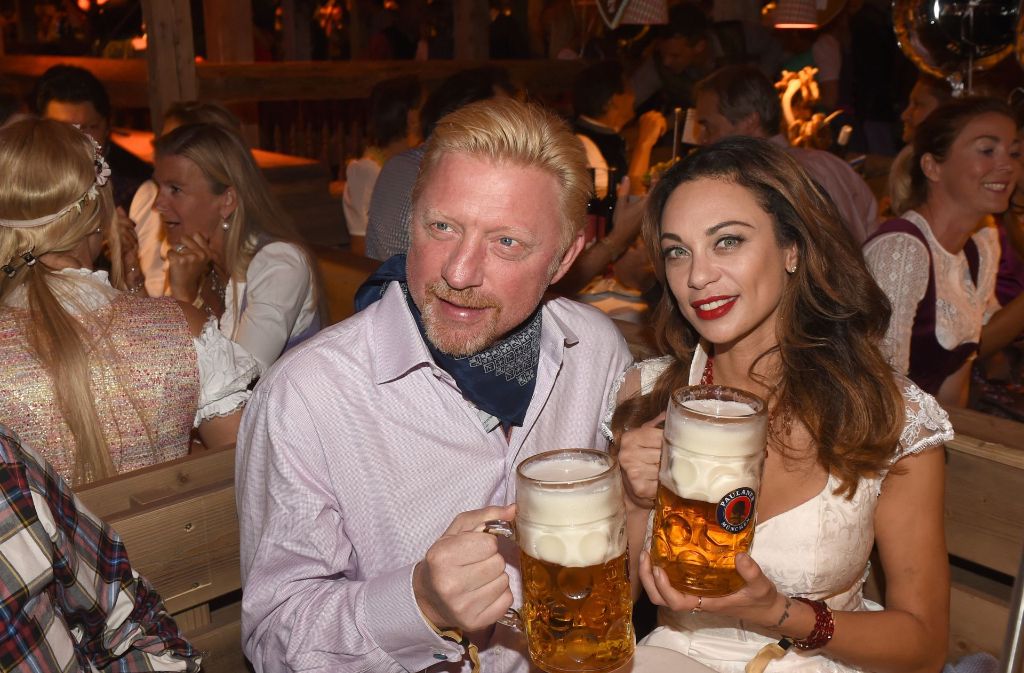 Boris Becker und seine Frau Lilly posieren im September 2016 in München (Bayern) beim Almauftieb im Käferzelt auf dem Oktoberfest.