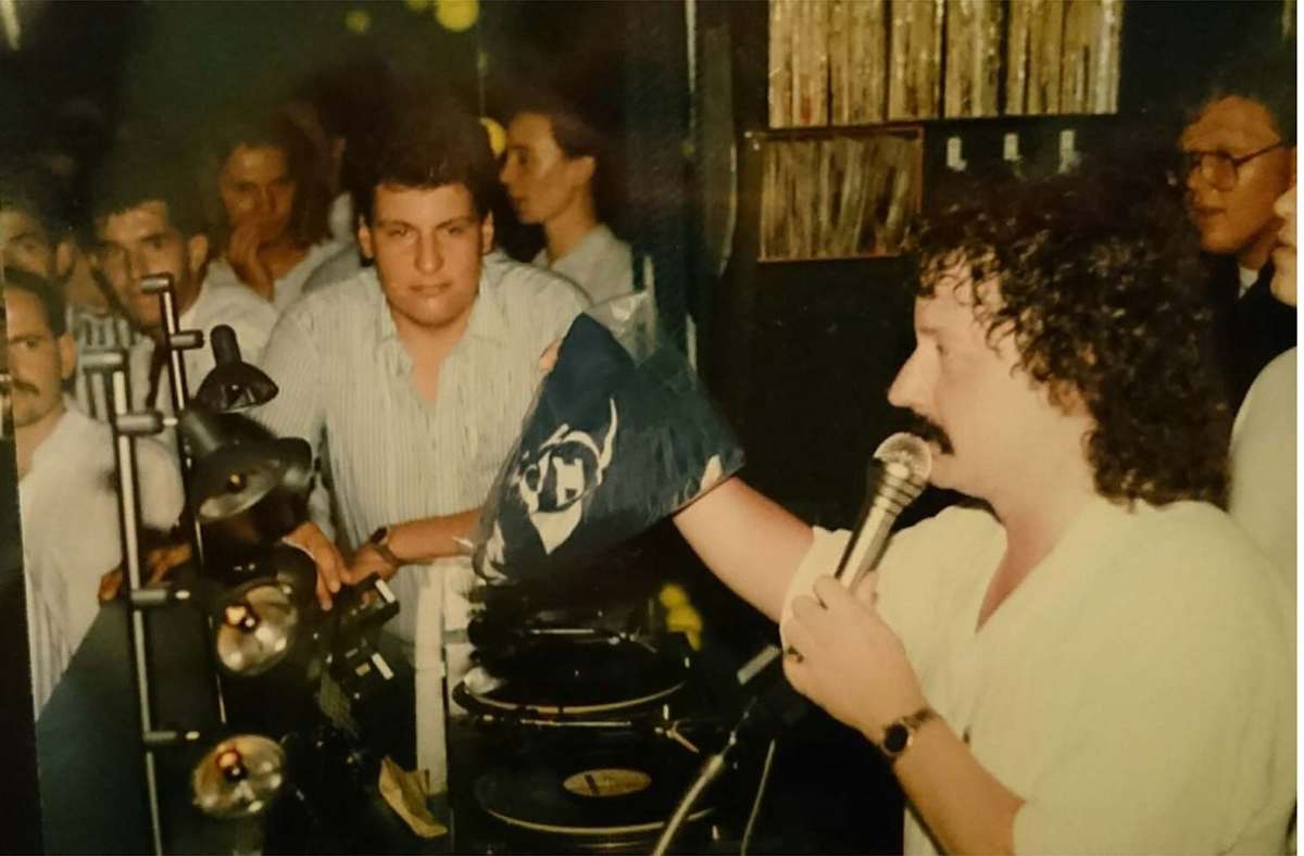 Werner „Sloggi“ Find als DJ in seiner Boa – damals noch mit Dauerwelle. Hinten rechts: DJ Uwe Sontheimer.