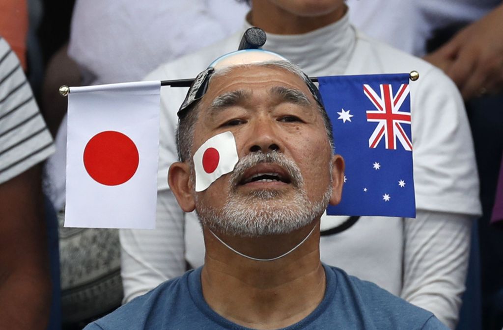 Mit einer lustigen Kopfbedeckung huldigt dieser japanische Fan seinem Land sowie dem Gastgeberland.