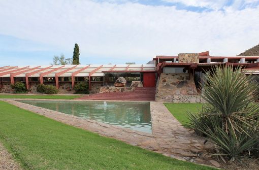 Für sein Haus namens Taliesin West in der Wüste von Arizona verwendete Frank Lloyd Wright lokale Baustoffe – wie Felssteine aus den nahen Bergen. Foto: Susanne Hamann