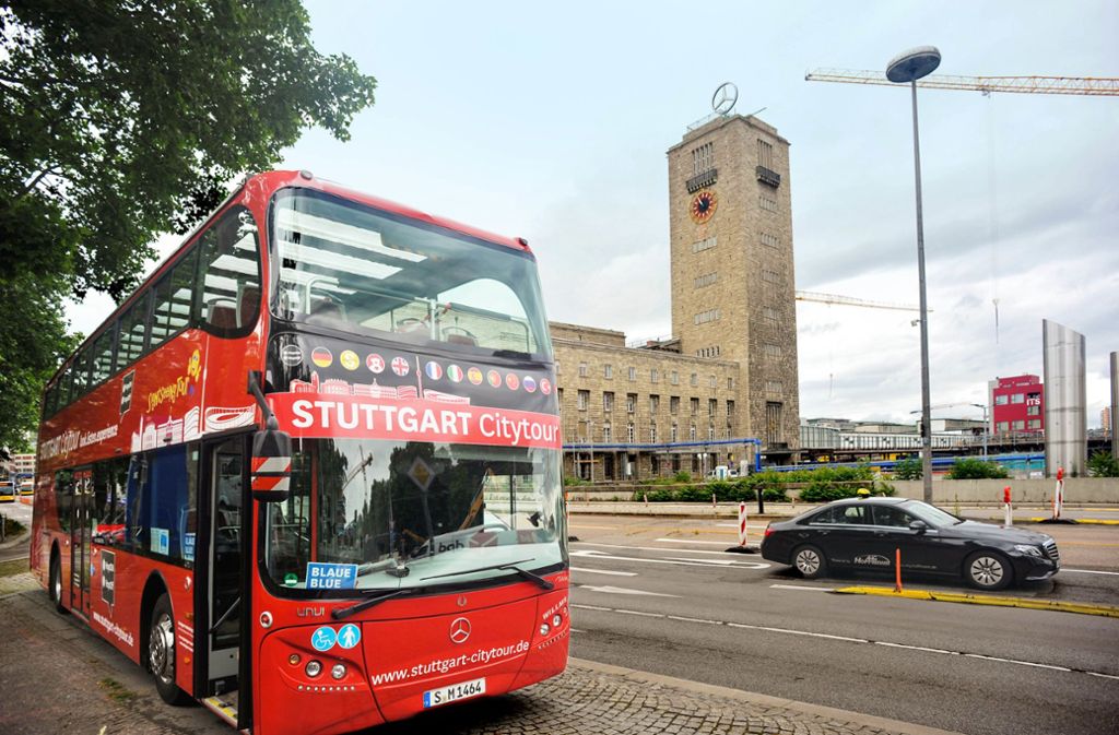 Citytour-Bus am Hauptbahnhof: Langsam rollt das Tourismusgeschäft wieder an.