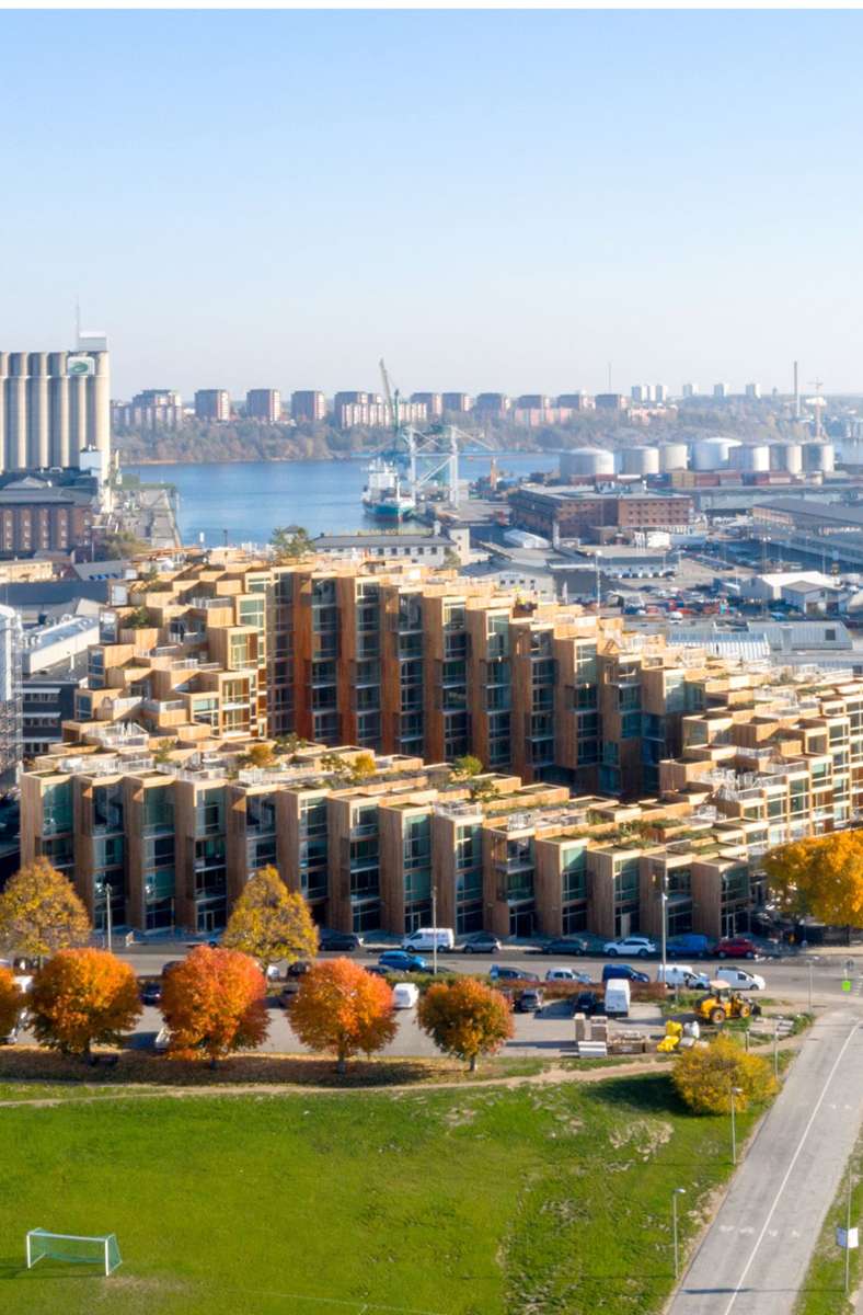 Die besten Aspekte von Stadt und Land vereint in einem Gebäude, das war hier die Idee von Bjarke Ingels. Das Projekt 79&Park in Stockholm, ein 25000 Quadratmeter großes Wohnhaus mit Holzfassaden, begrünten Dächern und Terrassen, passt sich den Höhenlinien seiner Umgebung an – vorne niedriger, hinten höher.